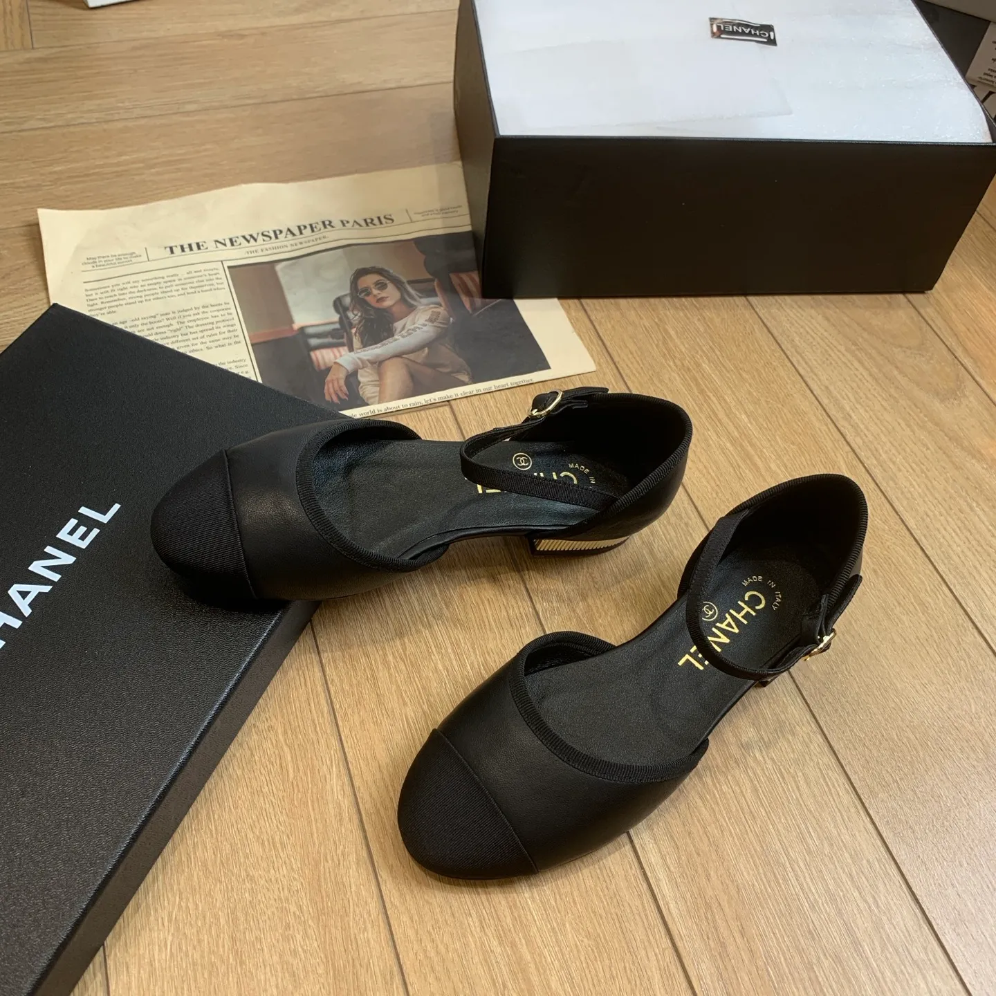 👟👟Ex-factory price 520👟👟 🍀Chanel Xiaoxiang 25ss early spring new model, diamond pattern, thick heel Mary Jane shoes, retro French elegance, full of high-end sense, diamond hollow Mary Jane sandals, a very popular pair of sandals recently! The exposed-leg design directly lengthens your legs! Very white fairy style. A complete interpretation of French romance! Soft and delicate, the foot feels 100% comfortable, beautiful and ultra-feminine at the same time, ▪Fabric: Made of original imported cowhide ▪Inner foot pad: sheepskin ▪Sole: Original customized Italian leather outsole ▪Size: 35-39 (40 41 custom-made, non-refundable) 👉